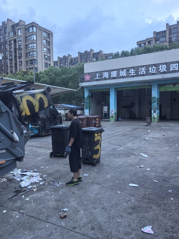 乐红网 老伯误将假牙当“剩饭”丢弃 物业管家徒手翻遍10多个垃圾桶物归原主